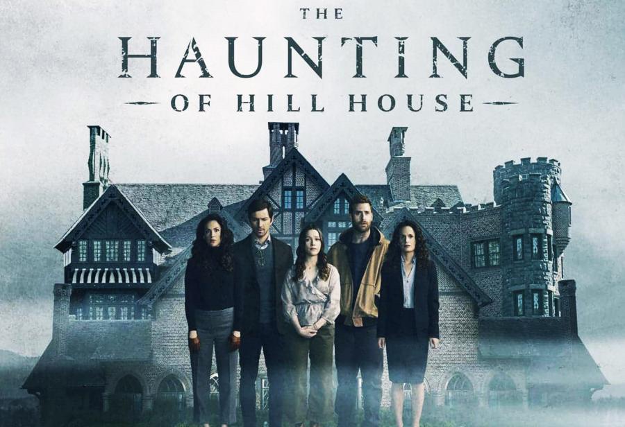Portada de la serie "La Maldición de Hill House" con una casa mansión tenebrosa de fondo color gris y en la parte delantera tres hombres y una mujer, los personajes de los hijos adultos. 