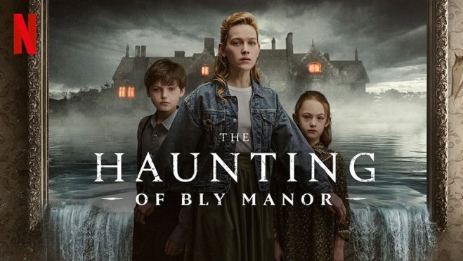 Portada de Netflix de "La Maldición de Bly manor", En el fondo un cuadro con una mansión tenebrosa con nubes grises sobre un lago, el agua cae del cuadro, en la parte delantera hay tres personajes de izquierda a derecha: un niño, su niñera y la hermana del niño